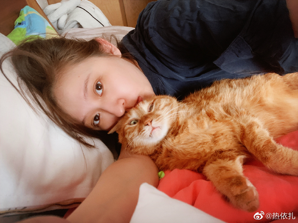 之后热依扎为了能够有戏拍，每天都在努力在跑剧组。