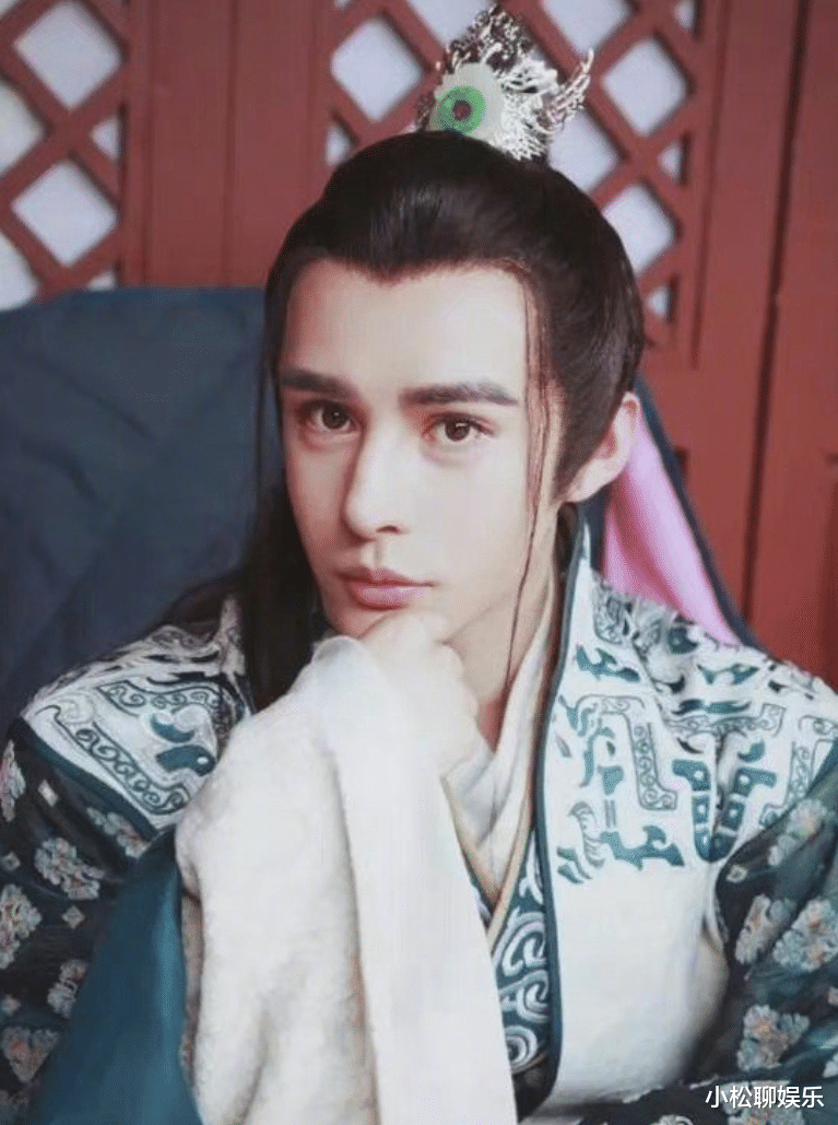 甚至还有不少观众批评样子像「蛇精男」