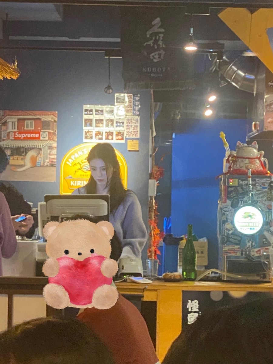韩韶禧趁工作空档去好友新开的居酒屋打工,令偶遇她的客人粉丝都相当惊喜