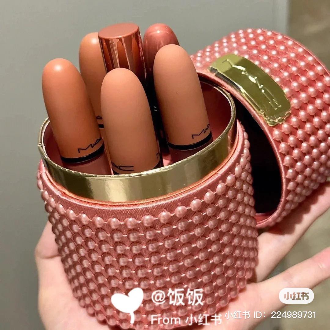 MAC 还特别推出了「珍珠」限定口红礼盒