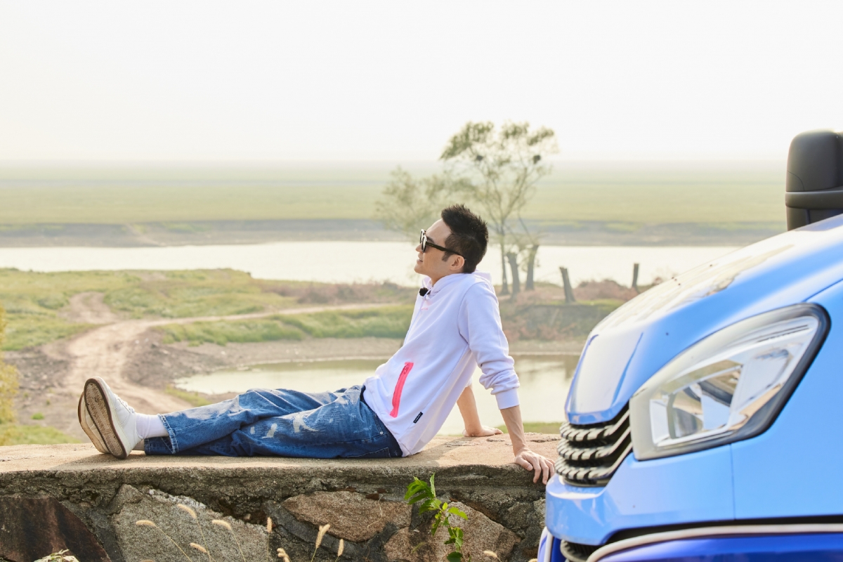 至于张智霖的存在无疑更像是一个长辈，对团队的和谐起到了至关重要的作用