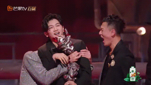 「 信哥和林峯比苏有朋本人还要激动是怎么肥事 」~