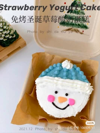 4、圣诞雪人草莓酸奶吐司蛋糕