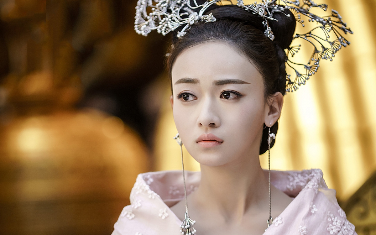 随后在《朝歌》《皓澜转》中挑大梁出演女主角