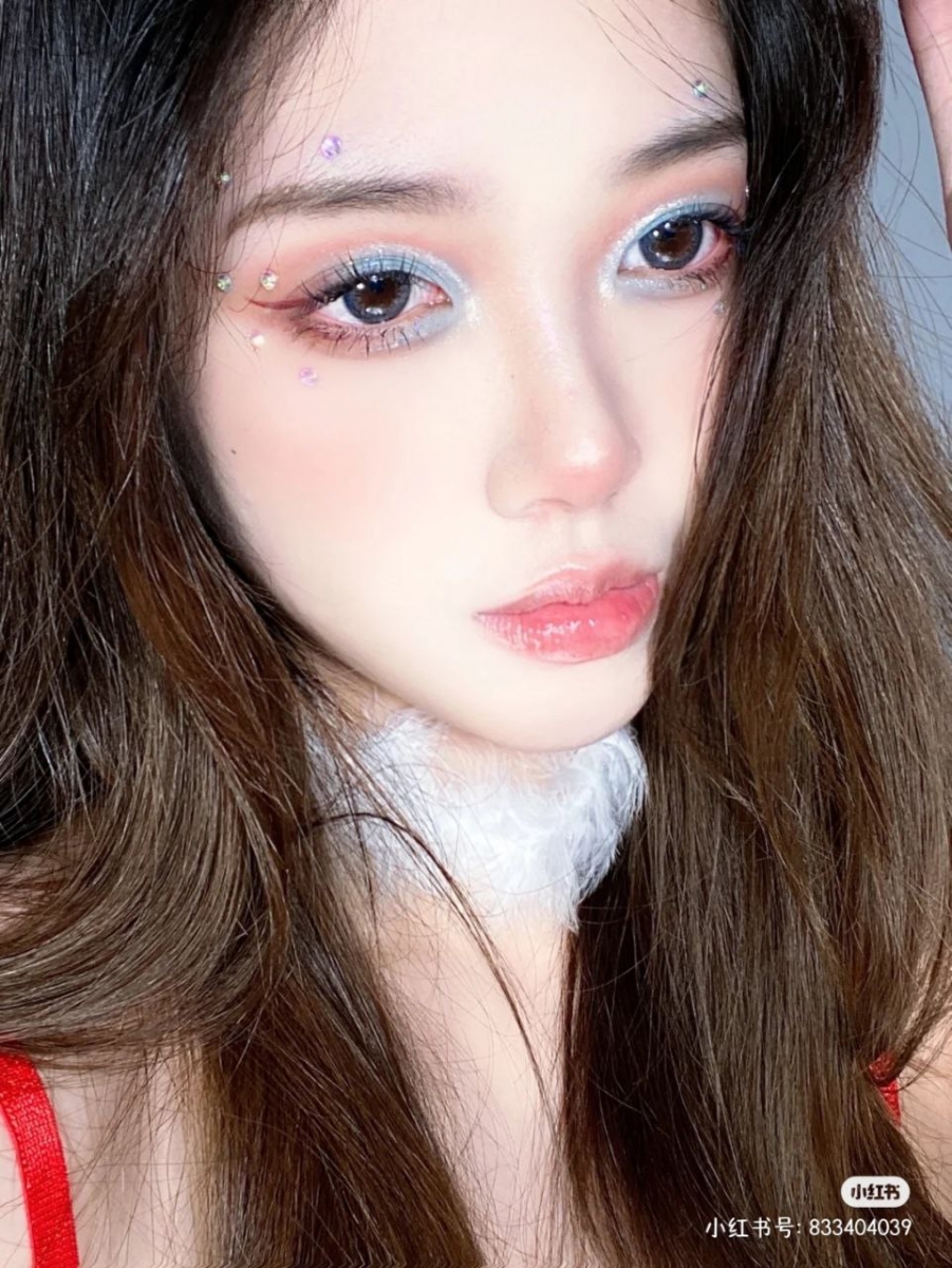 #截断式蓝粉撞色冰雪妆