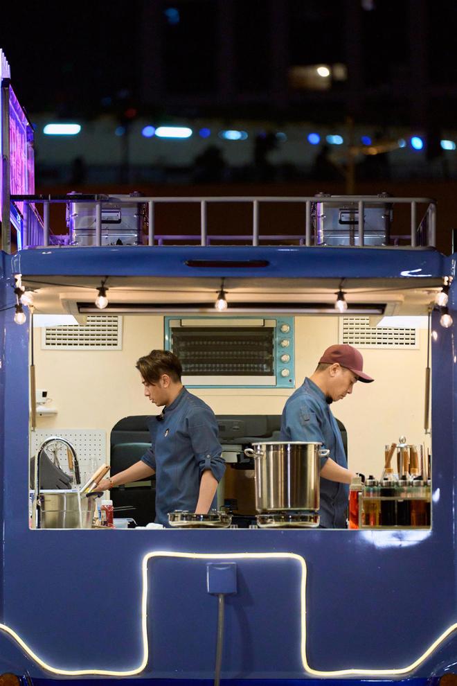 但吴卓羲和陈小春也精心准备两道菜式分别为“卓羲奄列”和“春哥云吞面”。