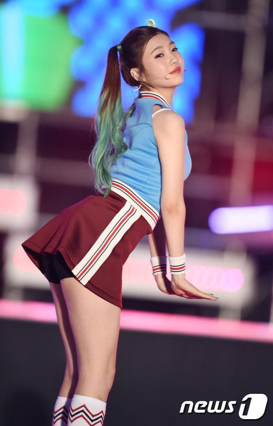 刚出道时的 Joy 正处于发育时期,脸蛋和身材都有点肉肉的