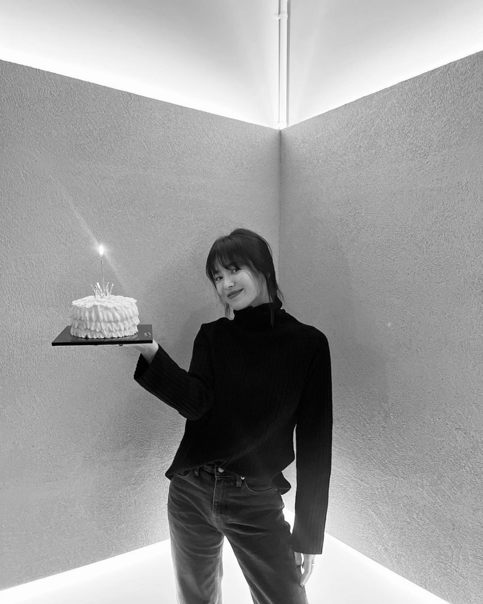 捧着蛋糕俏皮地嘟嘴美出天际