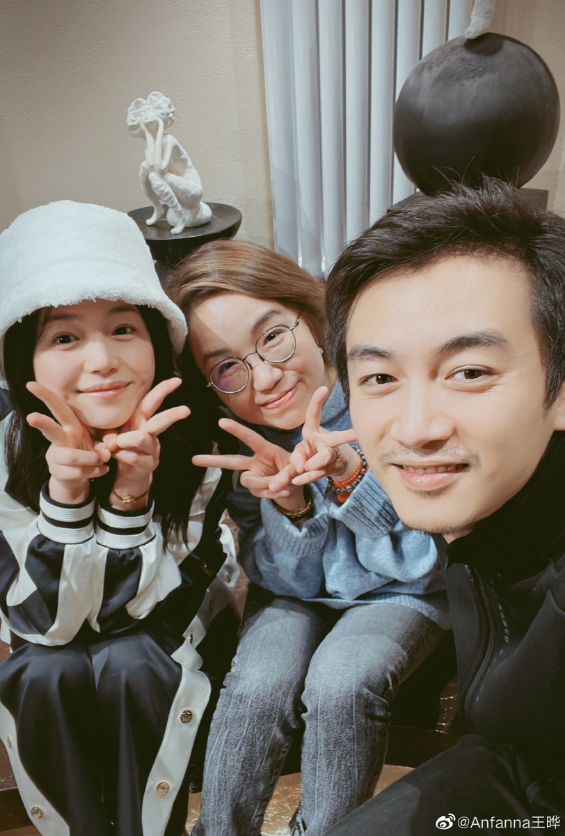 近日知名经纪人王晔在微博晒出一张与陈妍希、陈晓同框照。