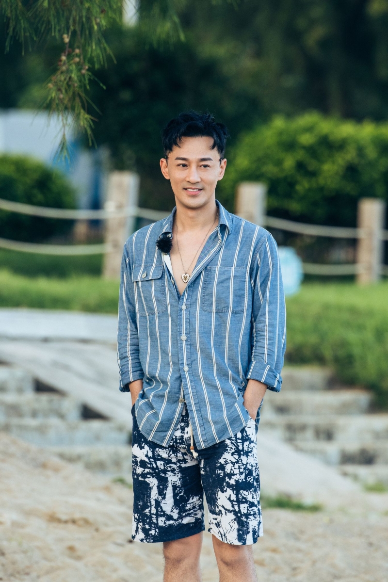 林峯更是甘心被郝云抵押给老板,直言“收盘、洗碗,随便吩咐”。