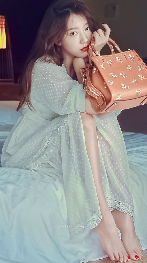 如今的朴信惠早已甩掉婴儿肥和下半身肥胖问题,成为气质出众的女神