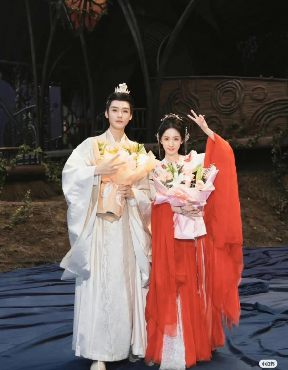 而且两人所饰演的涂山红红和东方月初造型更让网友感到惊艳!