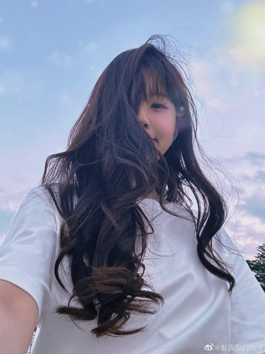 现在也和大家分享赵露思之前推荐过的居家SPA等级头皮保养好物「吕Ryo紫宝瓶头皮净化露」～