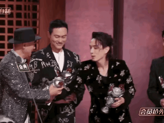 而且在成团夜中,有一幕张智霖的表现堪称“机智救场”!