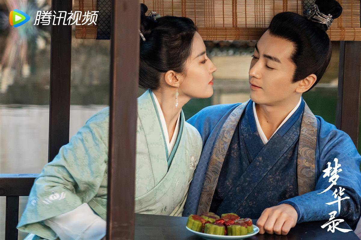 早前,陈晓更凭借和刘亦菲主演的《梦华录》再度爆火!