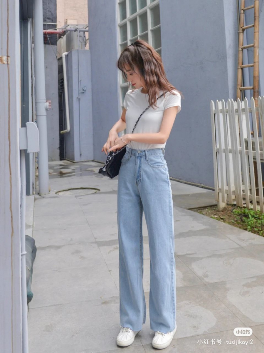 「阔腿牛仔裤」搭配范例:搭配白色短款上衣,简单又清纯