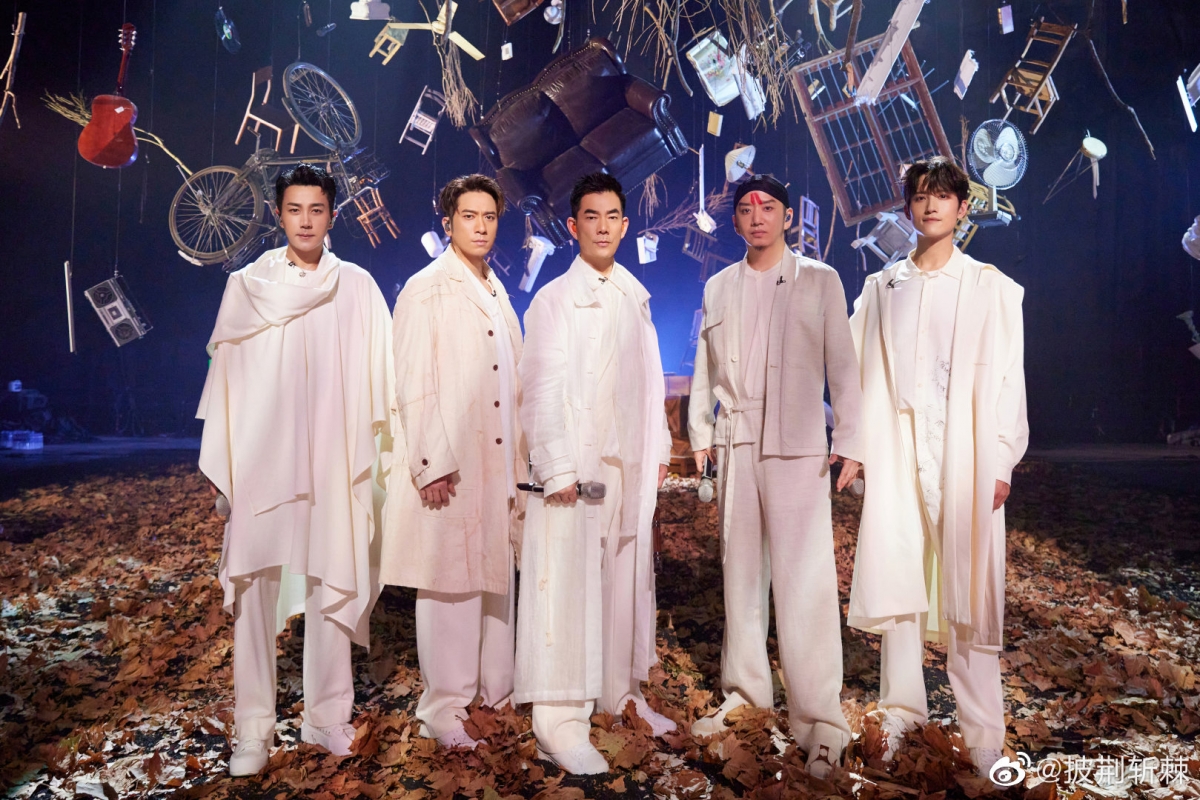 要知道其实这类节目“成团也没什么用”