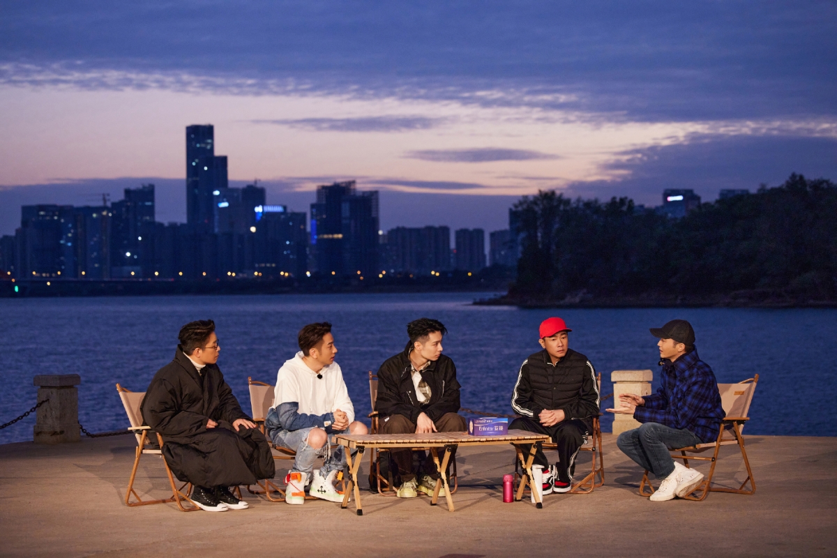 虽然形式看似改变，为了增加更多的新鲜感给观众，从固定录制地点改为移动餐车