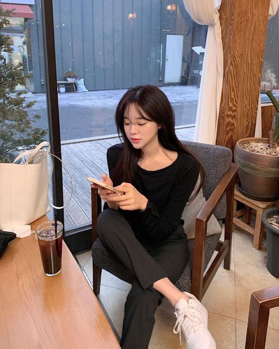 长时间的“无效社交”只会让人产生内耗而导致精神空虚。