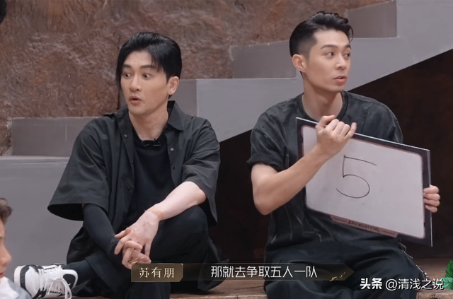 他的事无巨细也成了队友们足够信任,还成了周柏豪的师父。