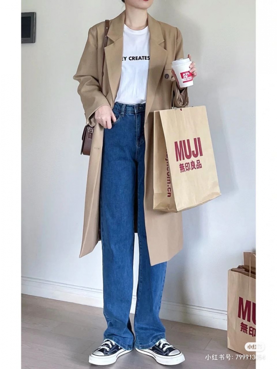「直筒牛仔裤」搭配范例:搭配简单T恤,再套一件长款外套