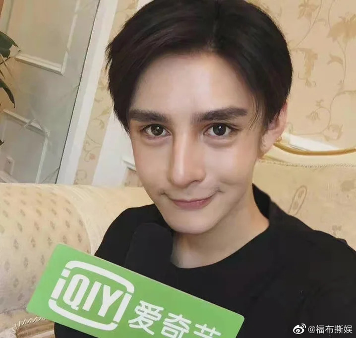 后来他为了让自己的外型更出众能进入演艺圈,开始积极改头换面。