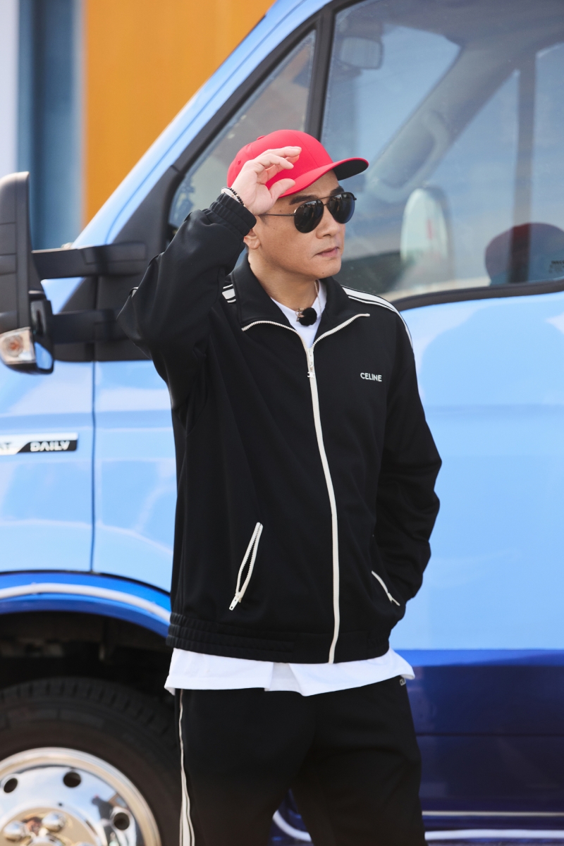 这一系列操作也引发了网友的不满。