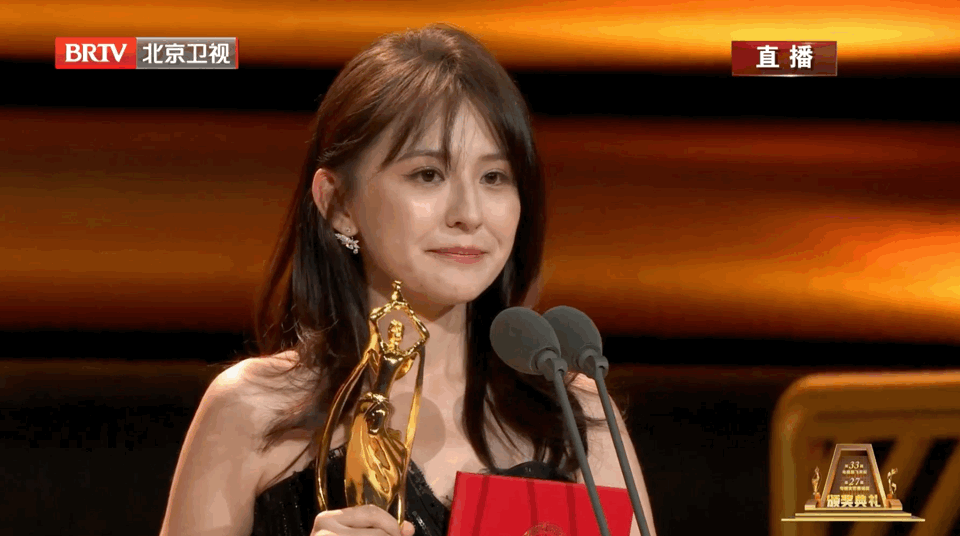 台下的孙俪为其获奖激动得默默边听边落泪，这一幕更成了本届飞天奖上的名场面。