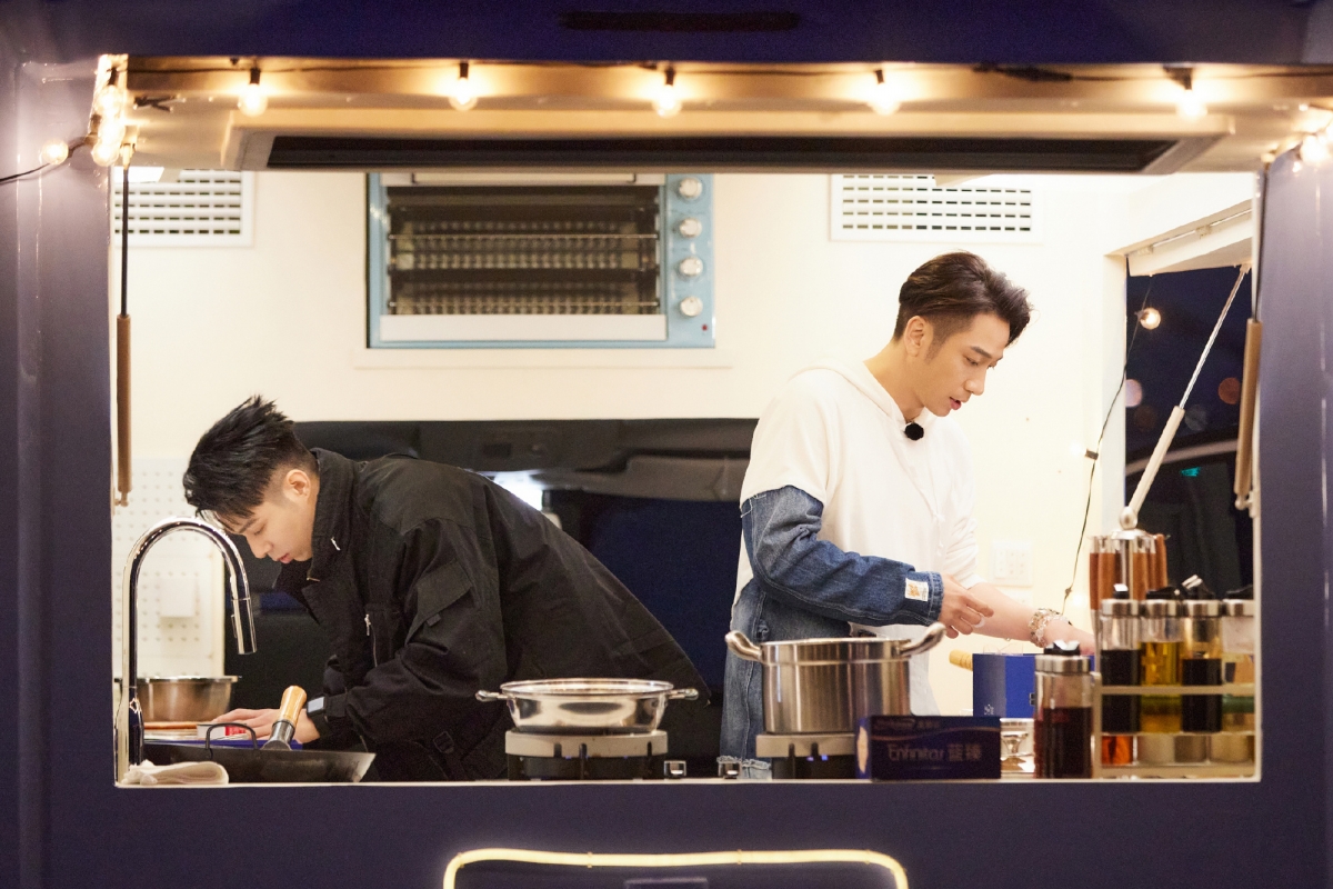 而周柏豪和吴卓羲更熟悉一些，哥哥们之间存在明显的割裂感。