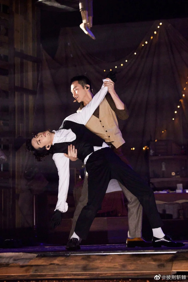 在成团夜上,不得不提的就是张智霖和李承铉合唱的《凤毛麟角》