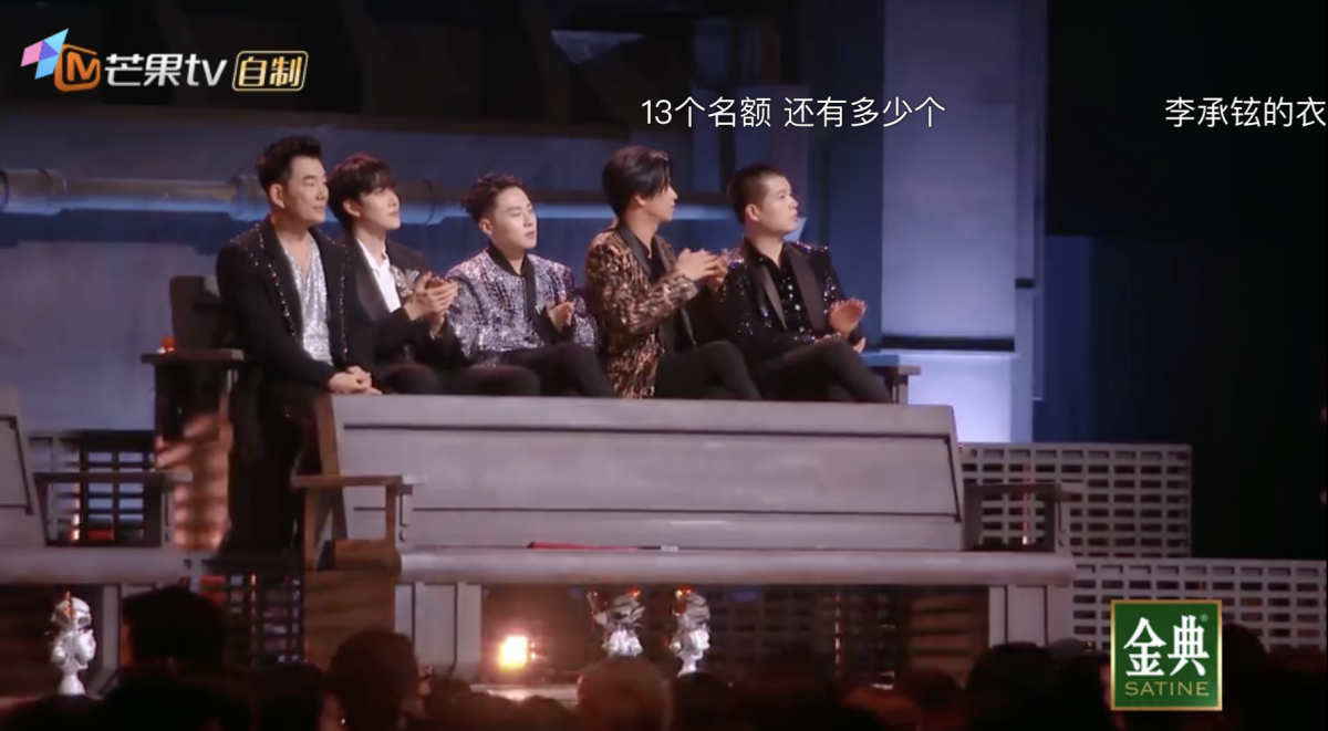 避免 MIKE 感到尴尬拉他一起过来坐