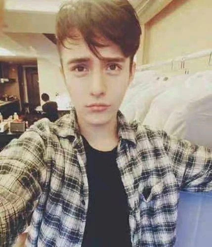 刚出道时的他长得有点像混血儿,欧美风格的双眼皮大眼睛