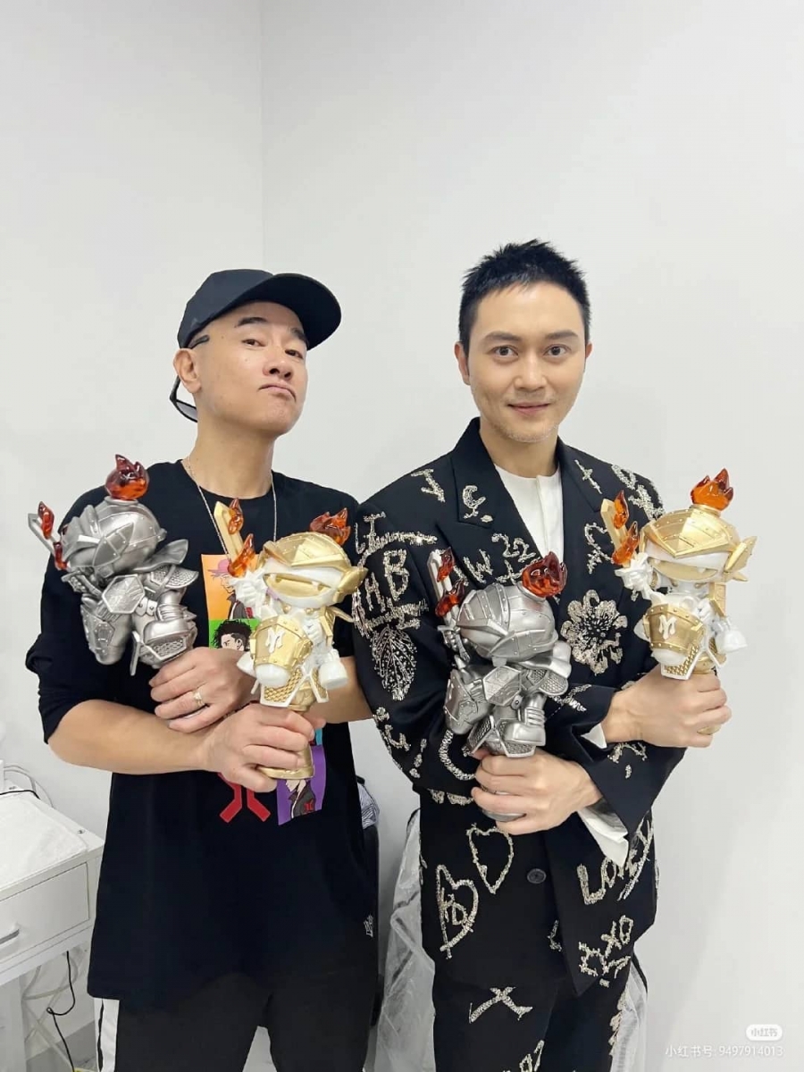 不少网友都表示「初代哥哥不过是引流工具人罢了，挨最多的骂声，带最强的流量，想想都让人很心疼」。