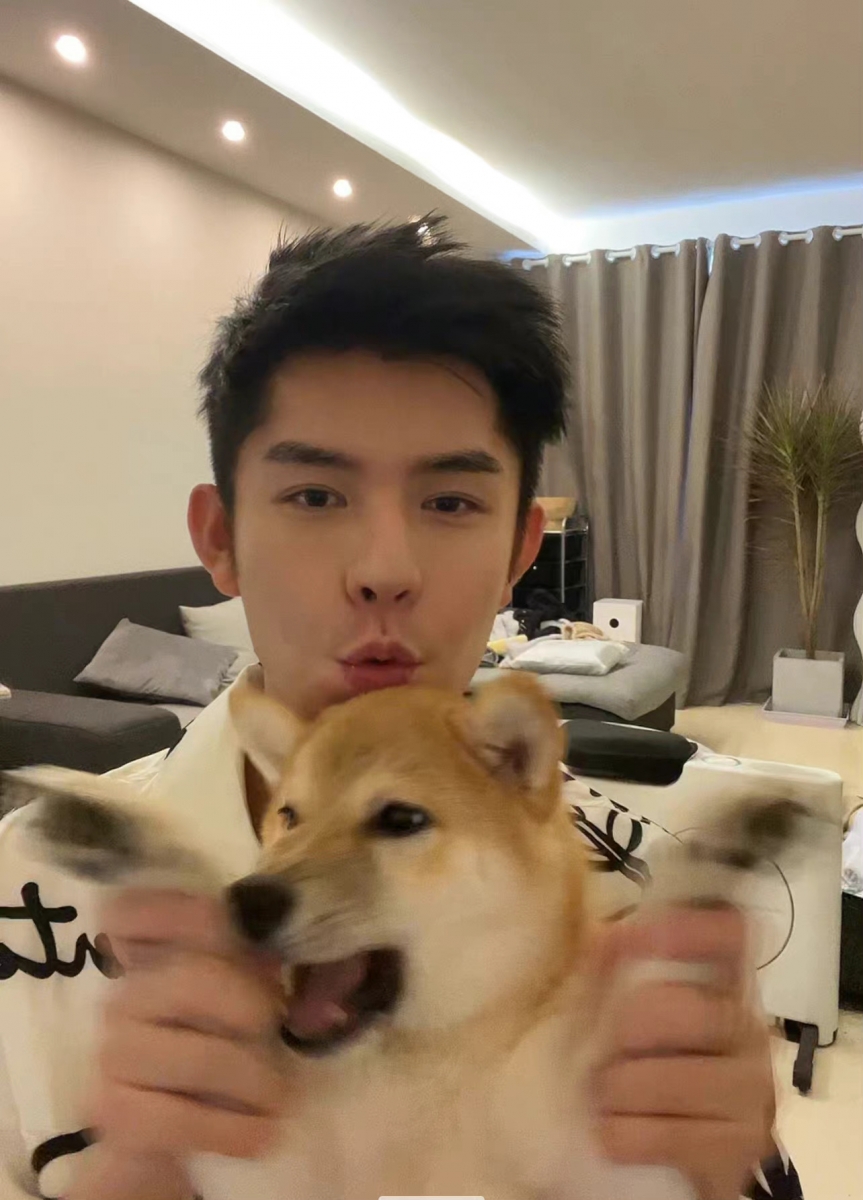 早前他分享自己的近照时,样貌也和之前长得明显不一样~