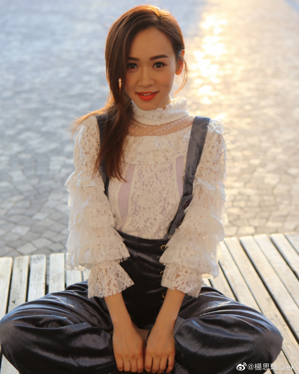 虽然已经 44 岁但仍保持少女青春状态