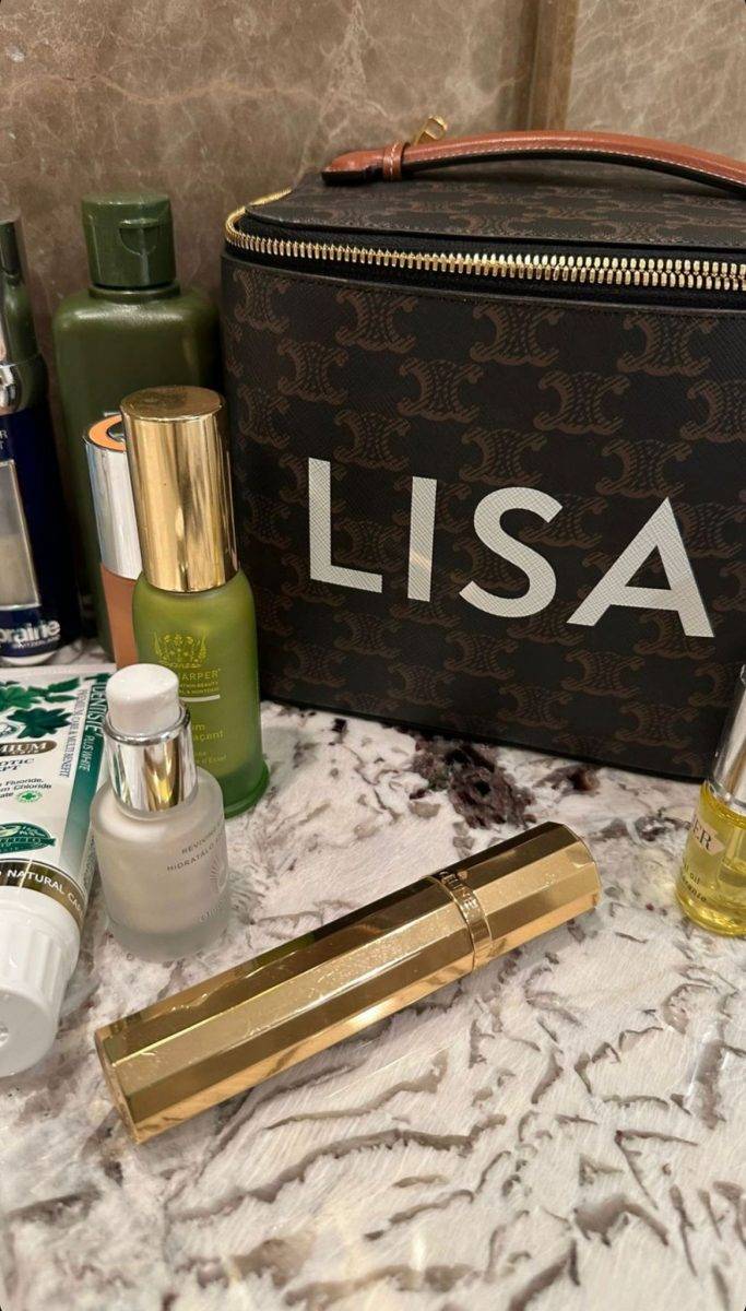 早前在Lisa在IG 上传了一张随行化妆包的照片,当中出现了不少护肤好物呢,想要获得和女神同款的透亮肌肤就靠它们啦~