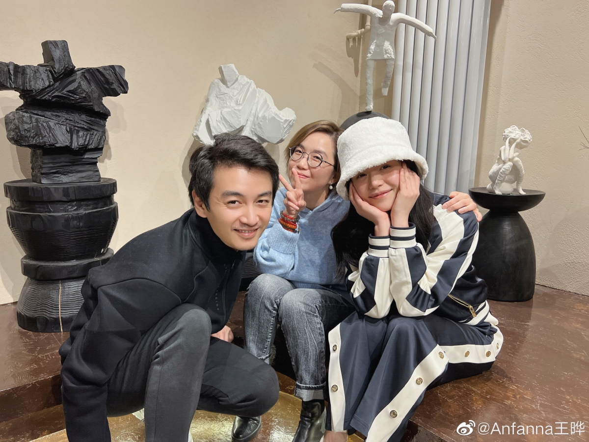 近日知名经纪人王晔在微博晒出一张与陈妍希、陈晓同框照。