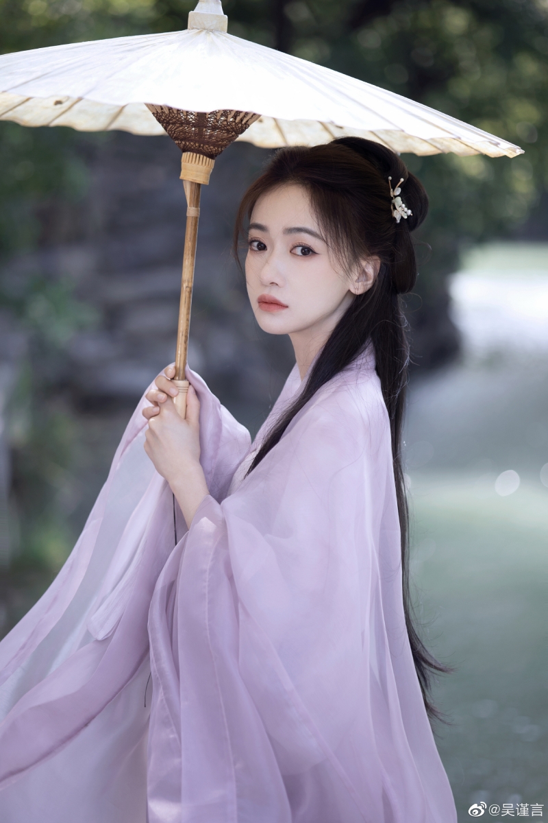 吴谨言近日在微博写下「青衫烟雨客,似是故人来」,并分享最新写真