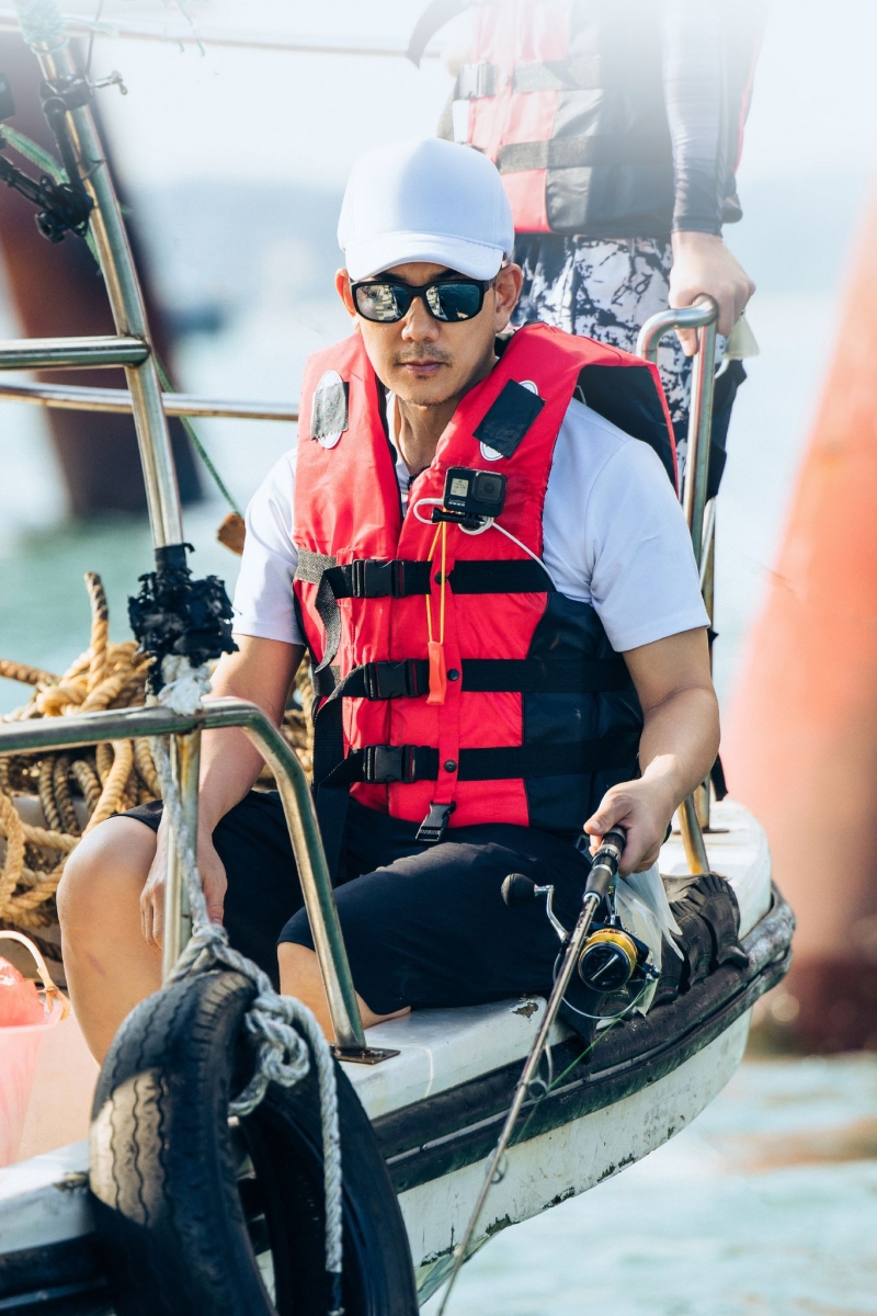 对比起,潘玮柏、任贤齐和林峰因为在船上进行“捕鱼行动”弄得筋疲力尽。