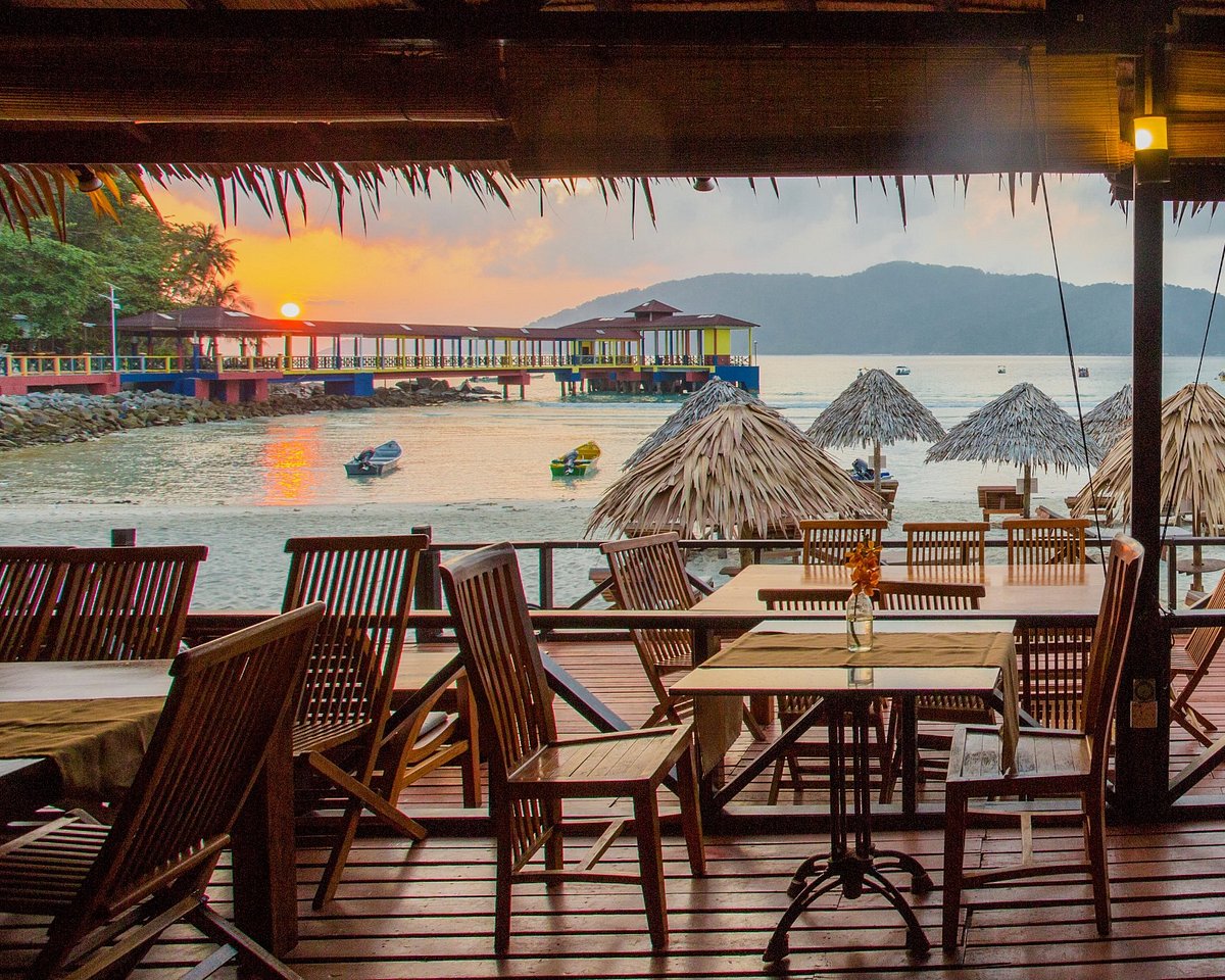 以茅草搭建顶棚，相当具有热带海滩风情~