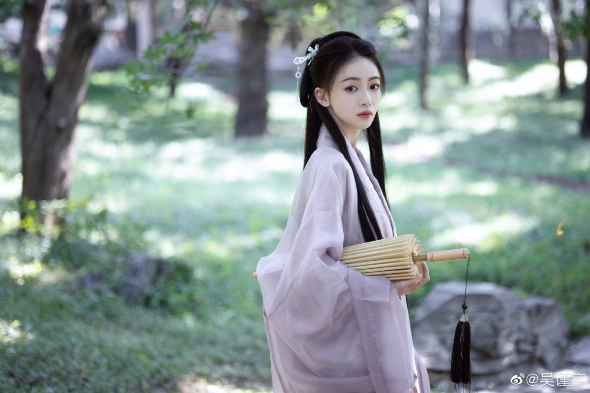 吴谨言近日在微博写下「青衫烟雨客,似是故人来」,并分享最新写真