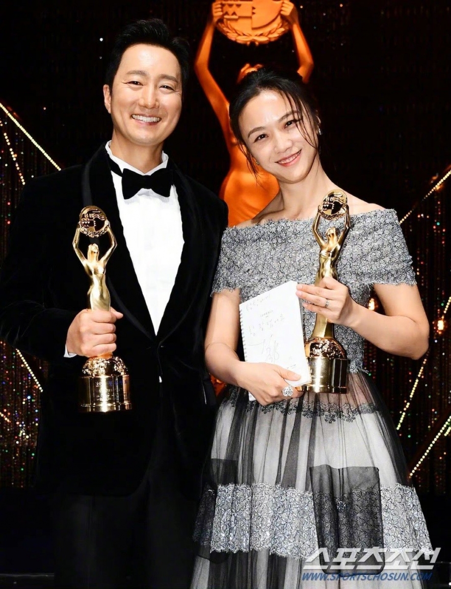 而女主角「汤唯」更一举拿下影后,这也是韩国青龙奖史上首位外国人影后~