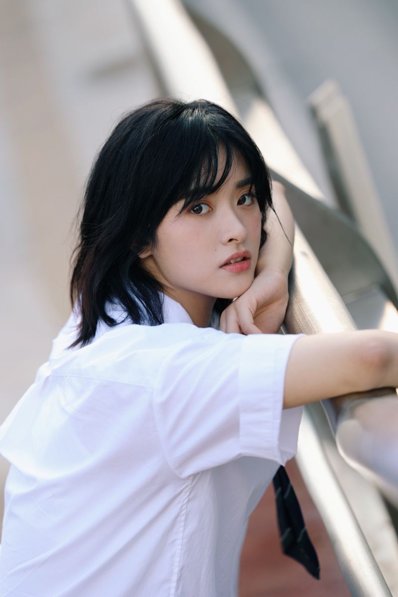 如今清瘦了不少,上镜也更好看