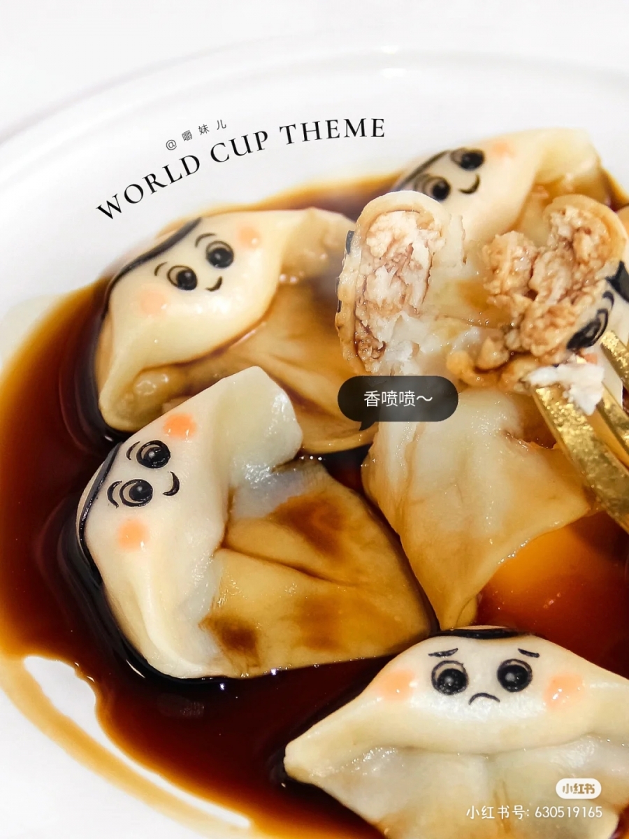 准备食材: 面粉 250g、温水 120g、盐 1g,竹炭粉适量、肉馅