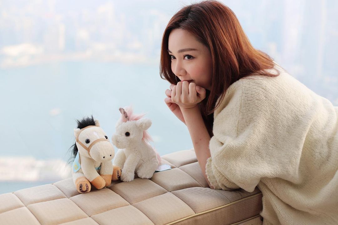 计划在明年中后结婚，因为两人都很喜欢旅行