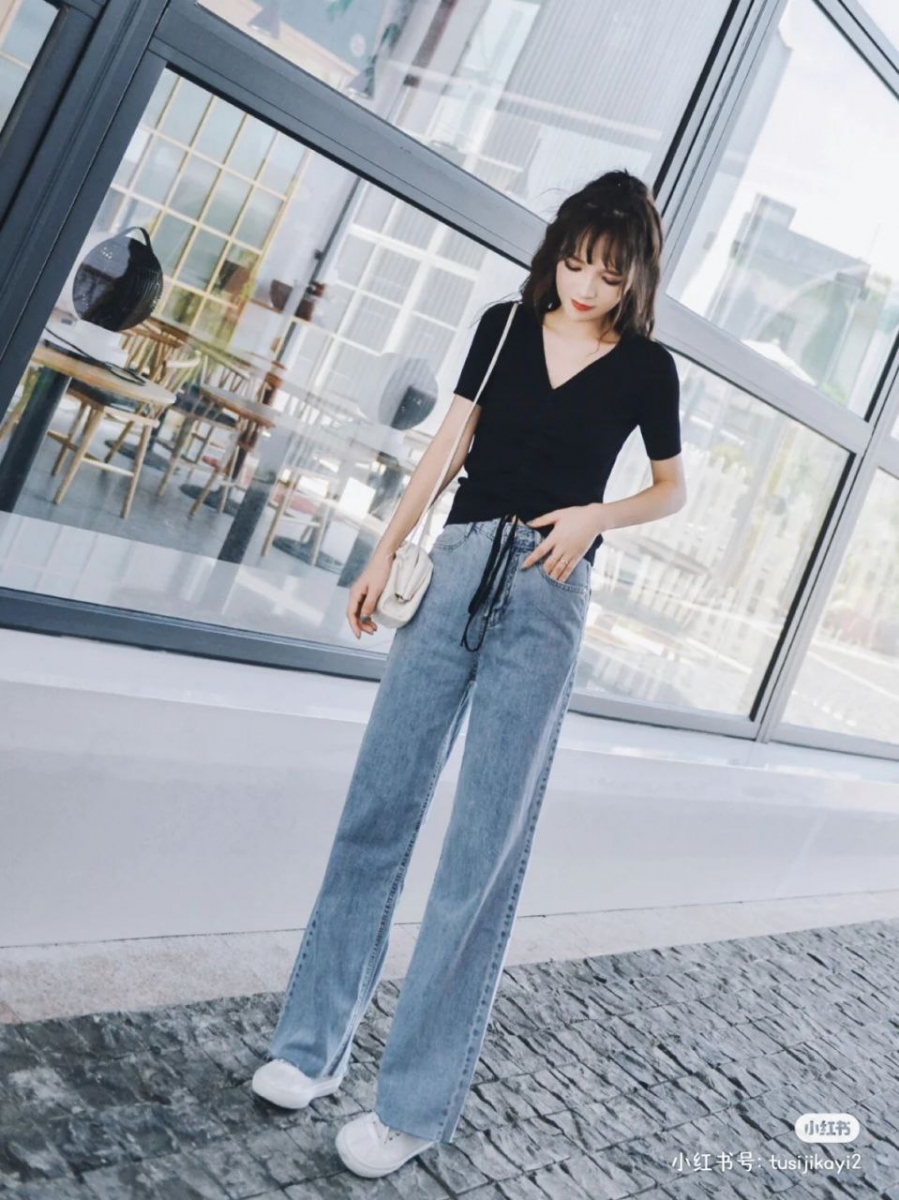 「阔腿牛仔裤」搭配范例:搭配黑色紧身短款上衣,整体更显瘦