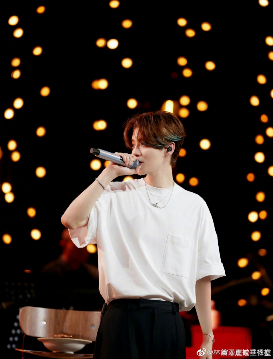 鹿晗今日「报复性营业」，让粉丝开心不已