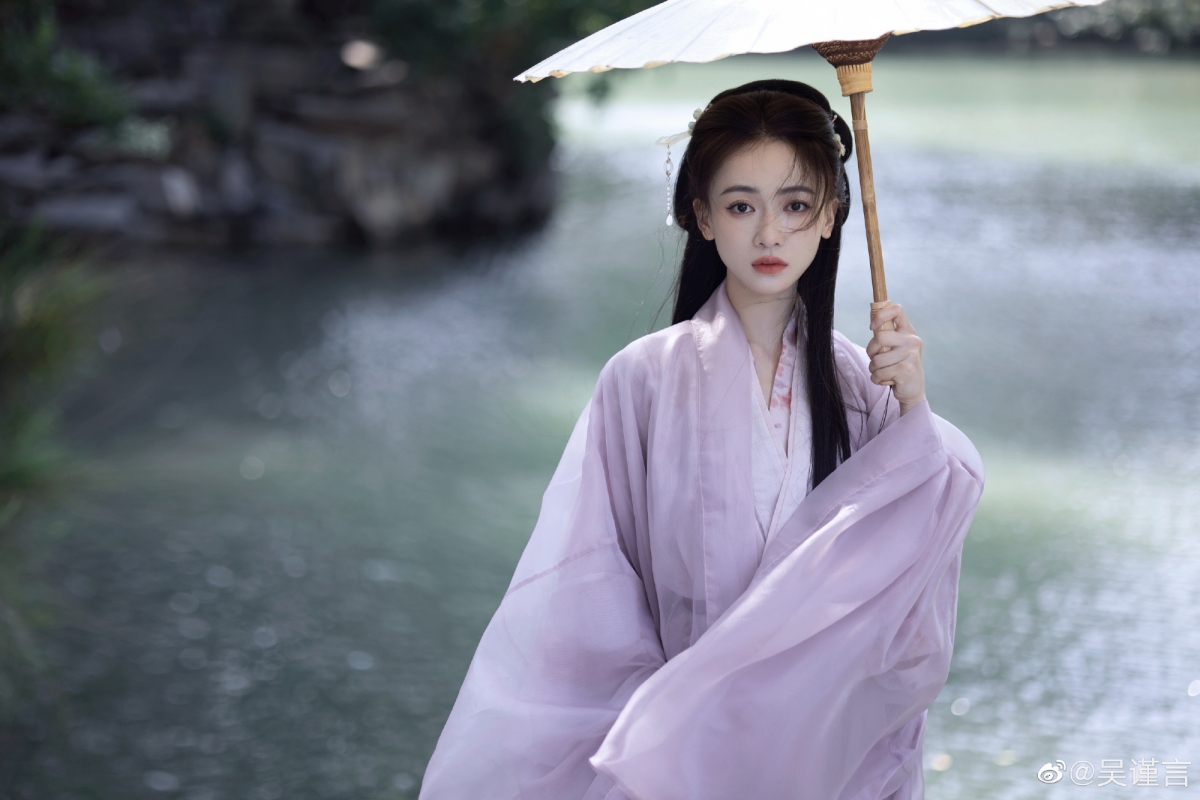 吴谨言近日在微博写下「青衫烟雨客,似是故人来」,并分享最新写真