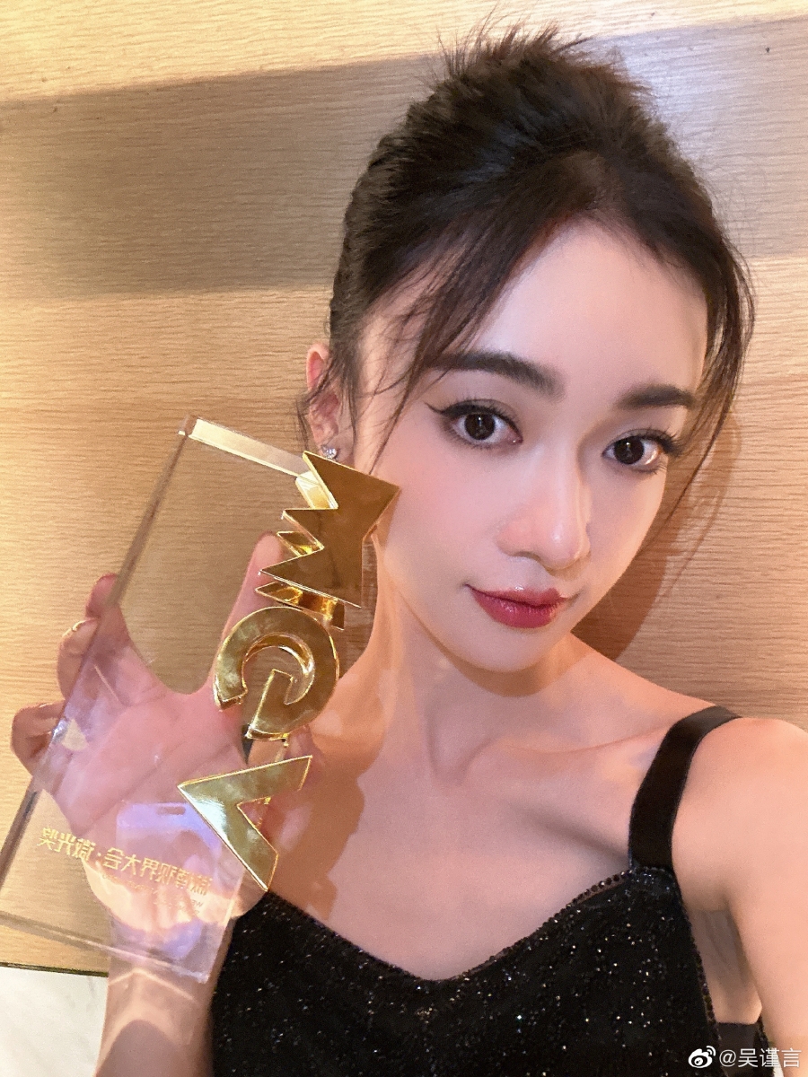 这次吴谨言、张天爱和关晓彤更一起获得“微博年度魅力演员”的奖项!