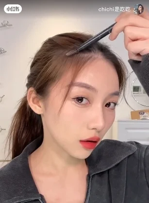 之后利用刷子在发际线“秃秃”的区域上,刷出薄薄的一层头发~